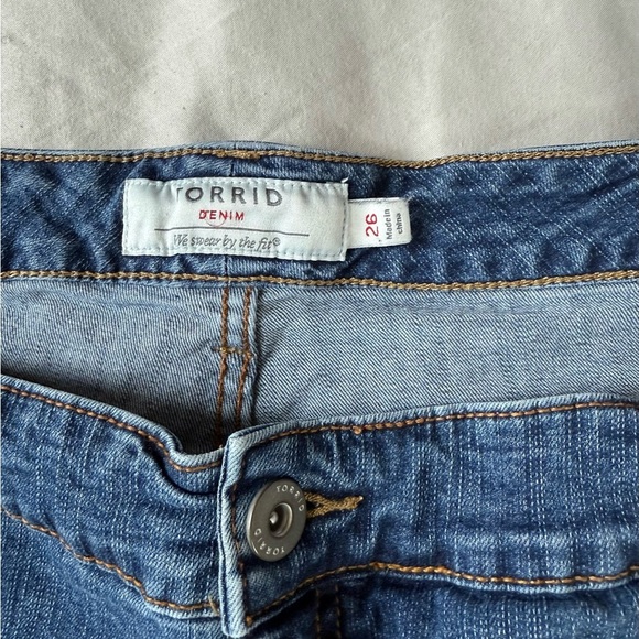Torrid Distressed Denim Shorts Size 26 Plus 2” Inseam Medium Wash - Picture 2 of 3